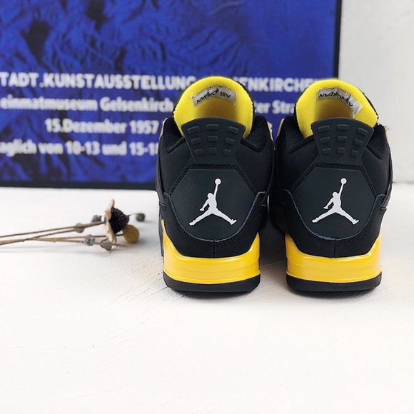 Air Jordan 4 Retro Thunder 2023